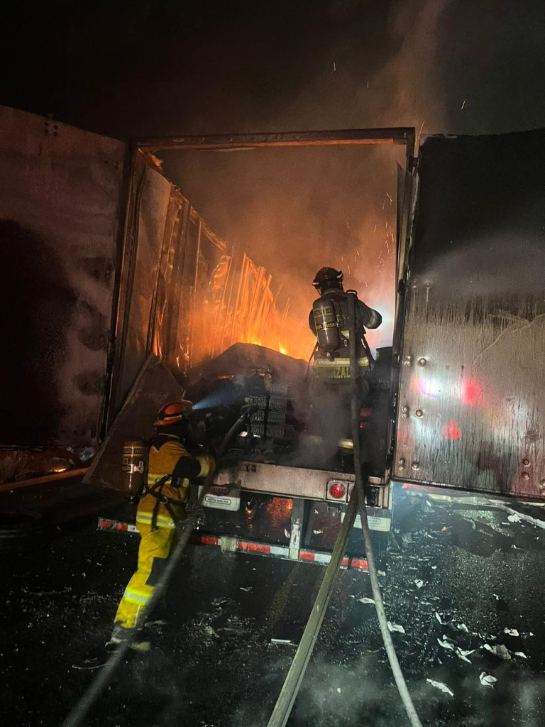 Choque entre autobús y tráiler provoca incendio en libramiento norponiente de Saltillo