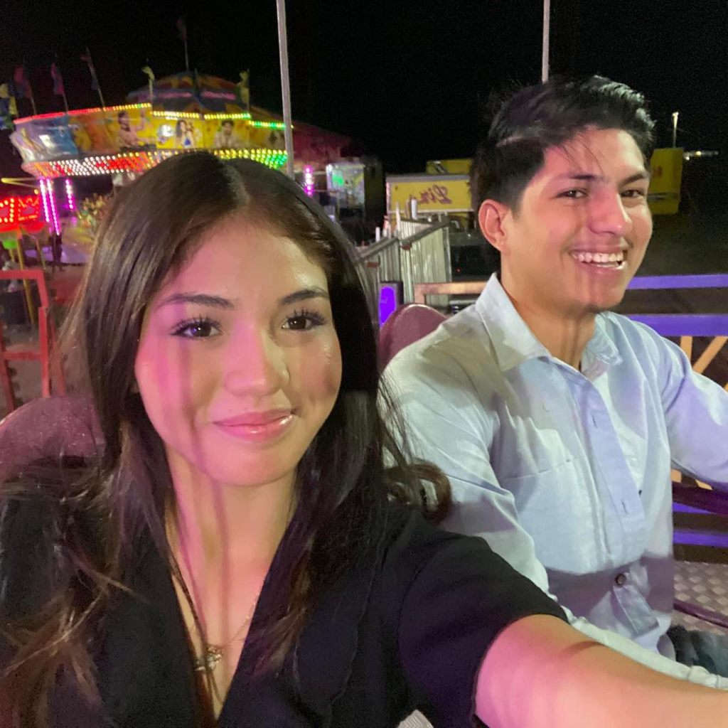 Jimena y su hermano Jesús Medina