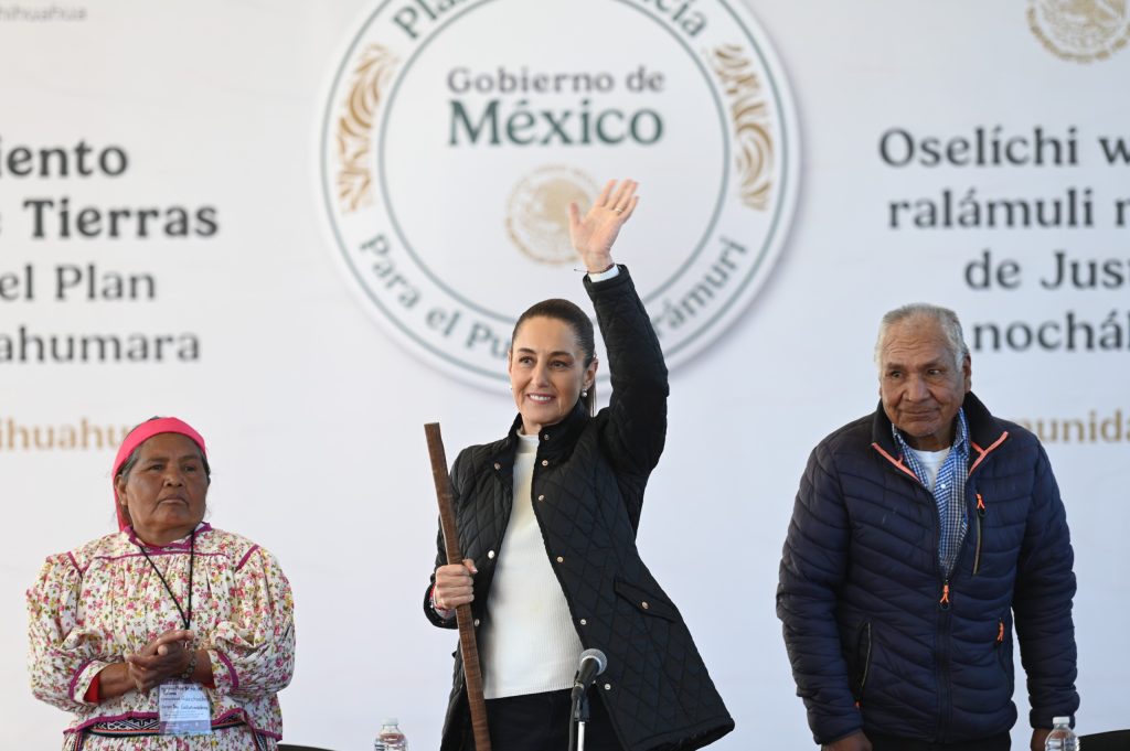 Claudia Sheinbaum restituye tierras a comunidades Rarámuris de la Sierra Tarahumara en Chihuahua