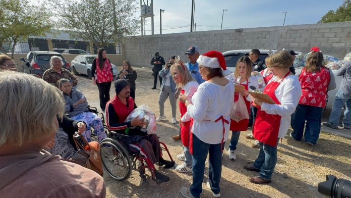 Caritas de Acuña entrega despensas a familias