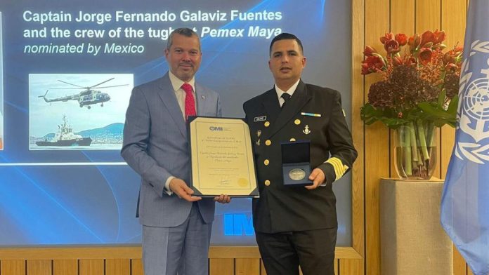 Capitán de Pemex recibe premio internacional por rescatar a seis náufragos durante el huracán Otis