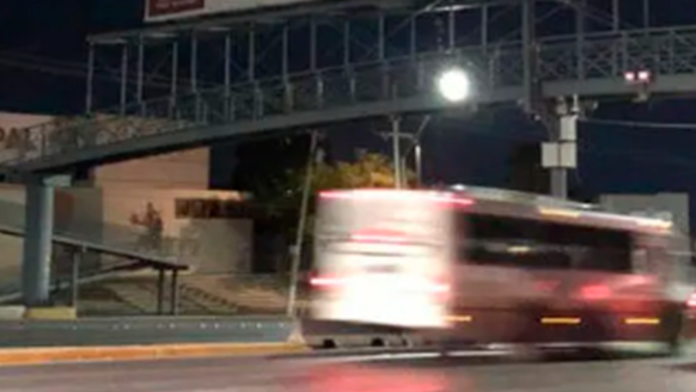Ciudadanos evitan que mujer se quite la vida desde un puente en Coahuila