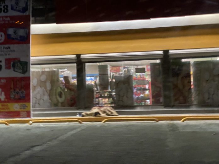 En la vía pública pasa la noche un indigente en Sabinas