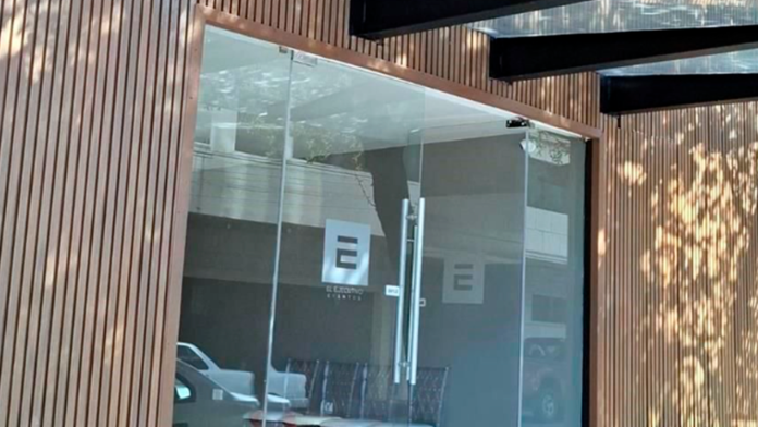 ¡Iba de acompañante!: Joven muere en baño de salón de eventos durante posada navideña