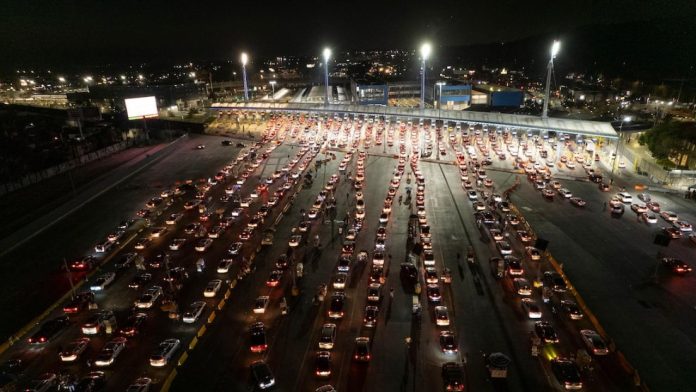 Largas filas marcan el inicio de diciembre en cruces fronterizos hacia Estados Unidos