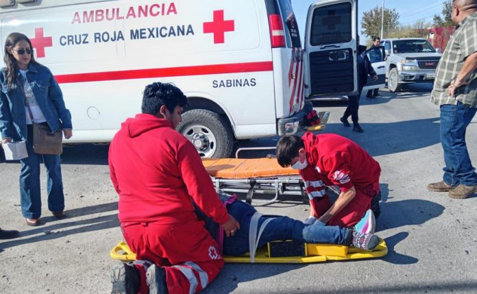 Mujer lesionada al caer de motocicleta