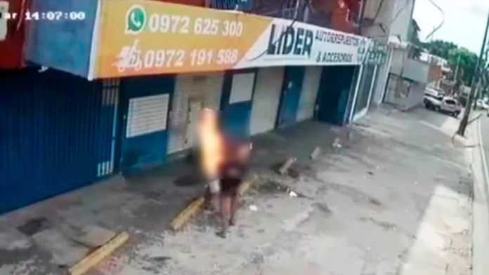 ¡Ahora fue al revés!: Mujer prende fuego a su pareja en plena calle y también resultó quemada