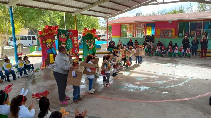 Escuelas de Acuña reutilizan materiales para proyectos navideños