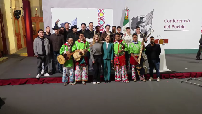 Claudia Sheinbaum presenta el Himno Migrante en Las Mañaneras del Pueblo
