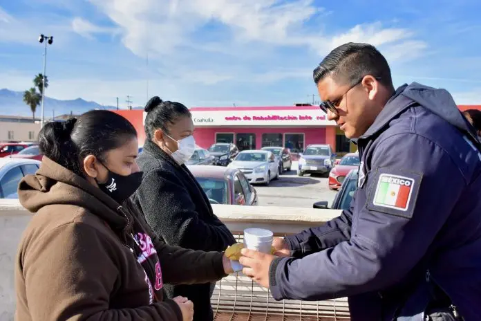 En respuesta a las bajas temperaturas, el alcalde de Monclova, Carlos Villarreal, impulsó acciones solidarias para apoyar a familias de pacientes hospitalizados.
