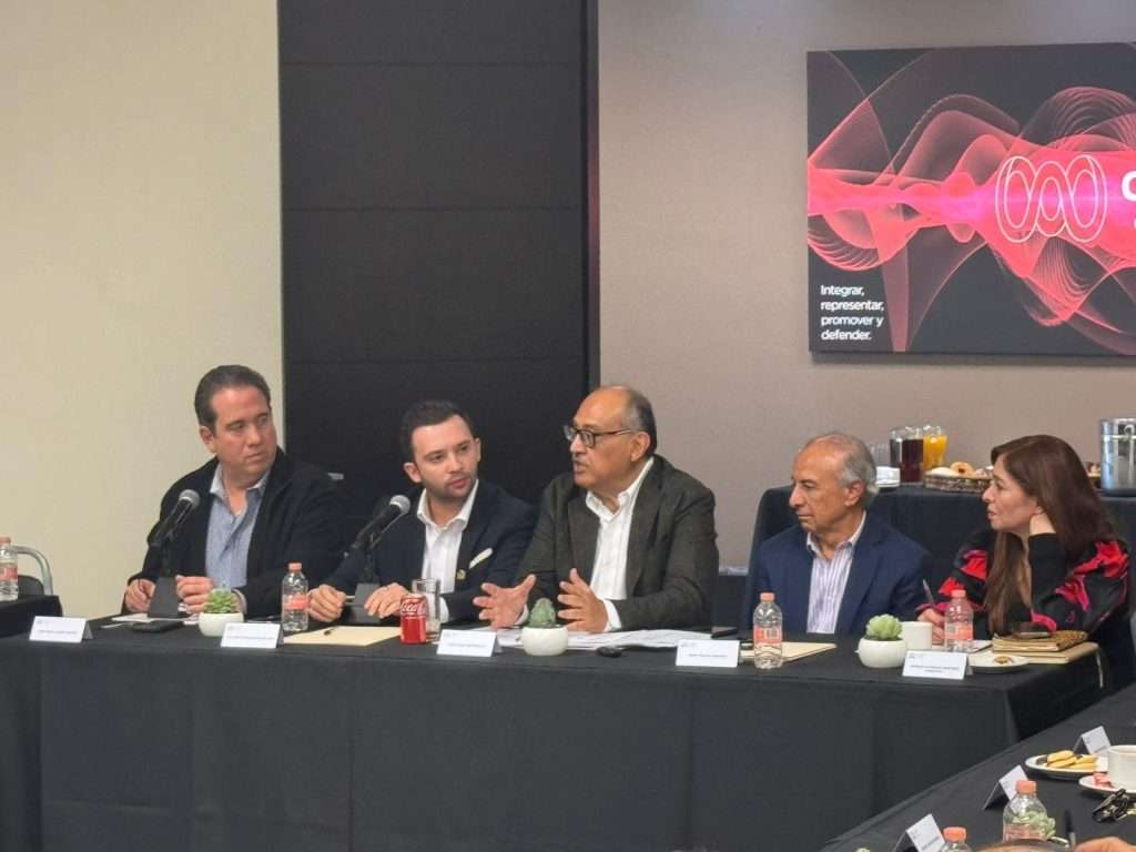 Rolando Andrée González Michelena presenta informe; fija postura ante cambios en regulación y telecomunicaciones