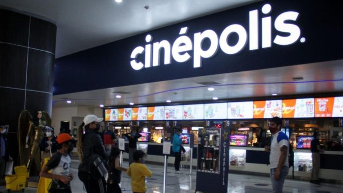 Mujer agrede a una adolescente por reírse durante función de cine