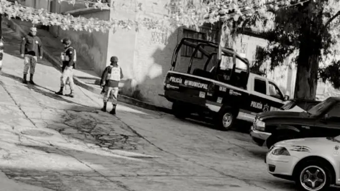 Hallan a mujer sin vida en la entrada de un mercadito
