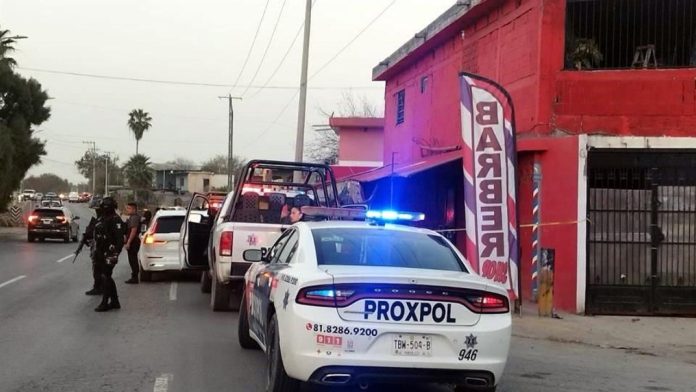Balean a empleado de barbería tras discutir