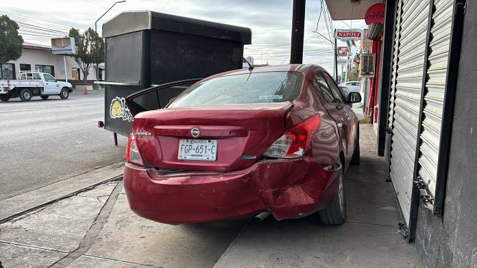 Se atraviesa y causa choque en el Juárez