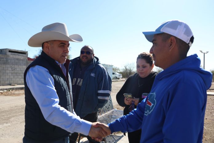 Vecinos de la Retama exponen rezago social que viven al alcalde Chano Díaz