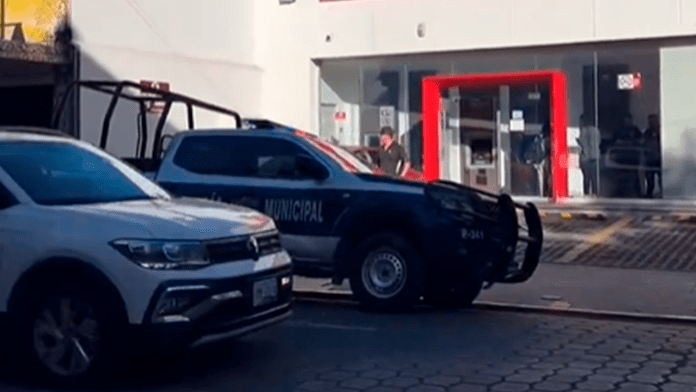 Asalto en banco deja a empleado herido y más de 500 mil pesos robados