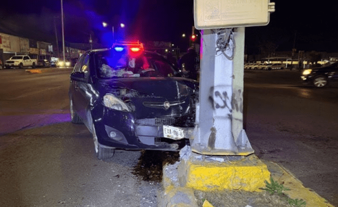 Automovilista pierde el control y choca contra un semáforo en la colonia Bellavista