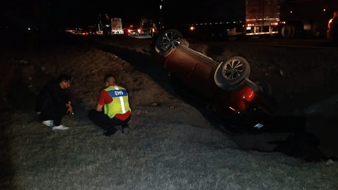 Conductor y acompañante resultan ilesos tras volcadura en carretera Monterrey-Saltillo