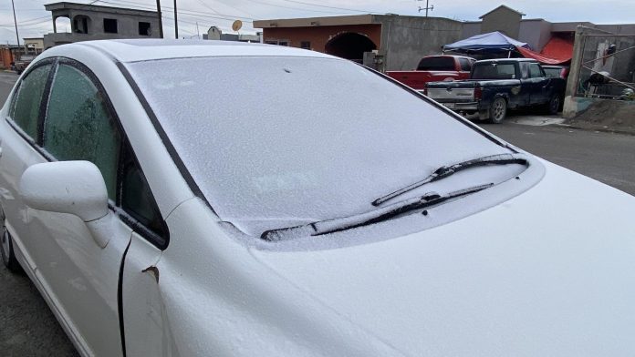 Cubiertos de hielo amanecieron autos en Sabinas