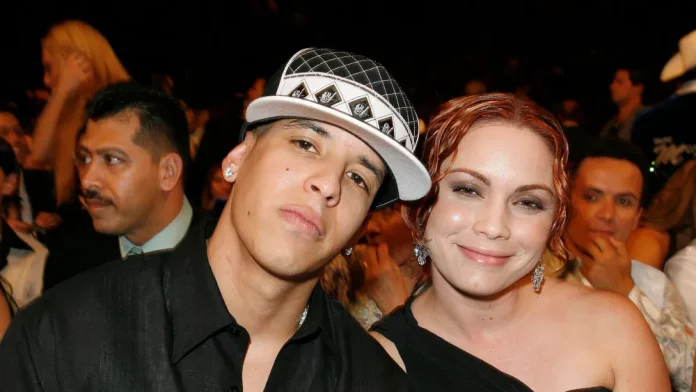 Esposa de Daddy Yankee ahora lo acusa de hostigamiento