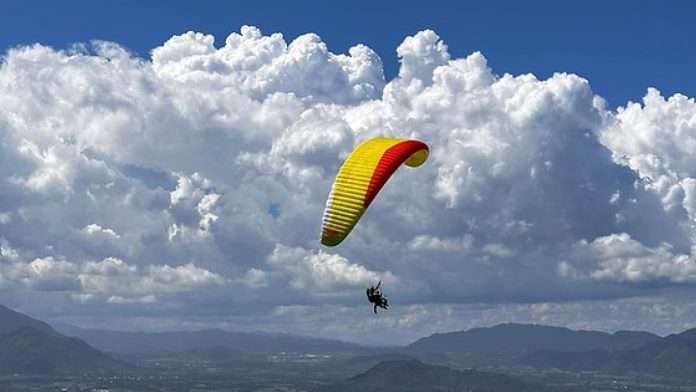 Deportista italiano pierde la vida tras accidente de parapente en México