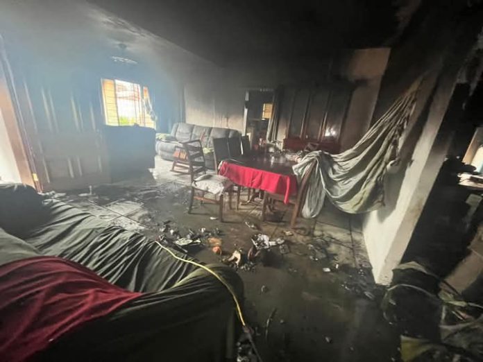 El fuego arrasó con muebles y ropa