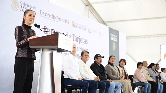 Entrega de tarjetas del programa de mejoramiento de vivienda en La Paz, Edomex