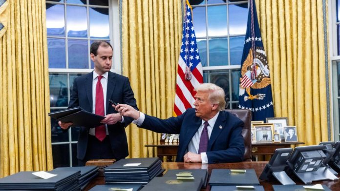 Estados Unidos suspende pasaportes con género X tras decreto de Donald Trump