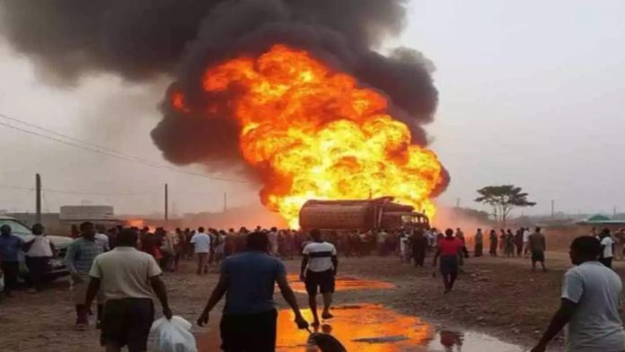Explosión de camión de gasolina deja 70 muertos en Nigeria