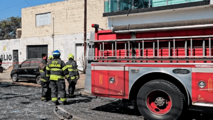 Explosión en casa deja tres heridos; investigan el uso de una veladora