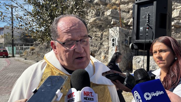 Monseñor Hilario González García exhortó a esperar las acciones de Donald Trump, para evaluar el impacto en los migrantes. 