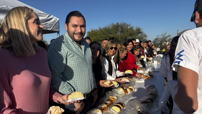 En el corte de la Rosca de Reyes, el alcalde Carlos Villarreal anunció acciones para mejorar las condiciones de Colinas de Santiago. 