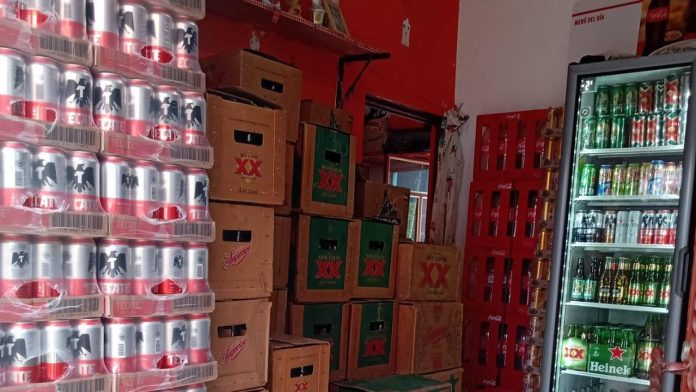 Hombre golpea al encargado de un expendio de cerveza porque se le hizo muy cara
