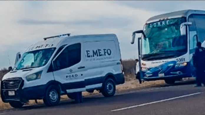 Hombre muere a bordo de autobús en la carretera en Coahuila; iba a cita médica