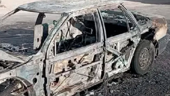 Hombre se prendió fuego dentro de su auto; su esposa e hijo resultaron heridos al intentar rescatarlo