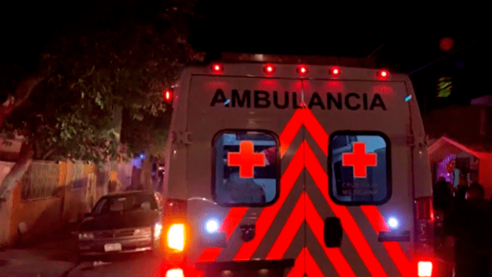 Hombres se roban un vehículo tras ofrecer ayuda a una familia que trasladaba a un herido en ambulancia en Coahuila