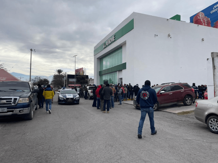 Los trabajadores municipales sindicalizados y de confianza acudieron a cobrar en ventanilla al banco para identificar a los aviadores.
