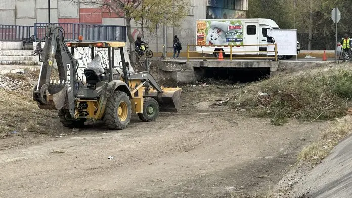 Personal del Ayuntamiento y brigadas del Estado, llevaron a cabo trabajos de limpieza y reparación en las colonias Obrera Sur y Norte.