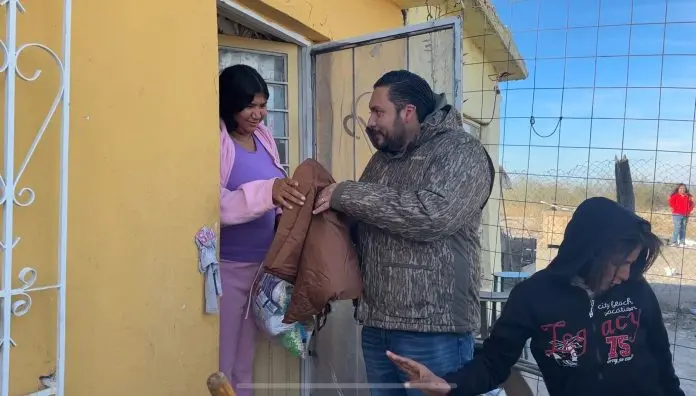 Autoridades municipales, DIF y Mejora Coahuila llevaron cobijas, despensas a familias vulnerables de la colonia Colinas de Fierro. 