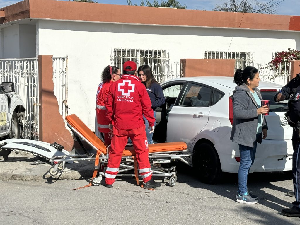 Mujer se atravesó a patrulla en Los Pinos