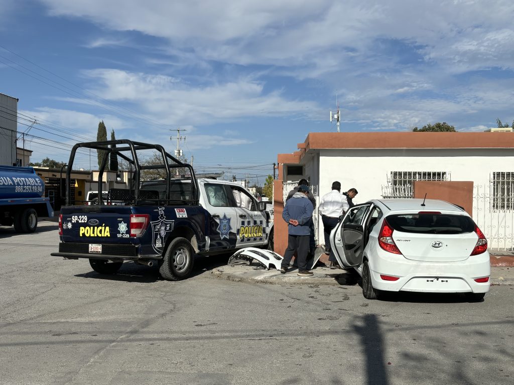 Mujer se atravesó a patrulla en Los Pinos