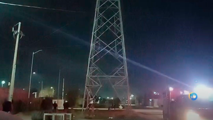 Joven es rescatada tras subir a torre eléctrica en Torreón, Coahuila