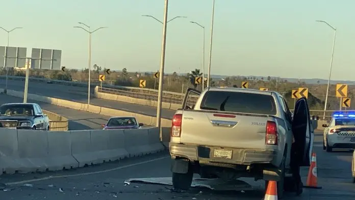 La camioneta con personal de seguridad dañada en un choque