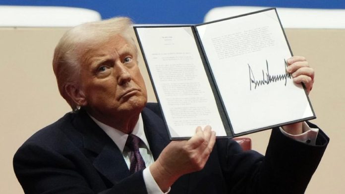 Orden ejecutiva de Donald Trump establece que mujeres trans serán enviadas a cárceles masculinas en EU
