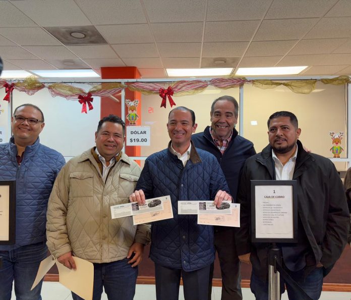 Cumple alcalde con el pago del impuesto predial