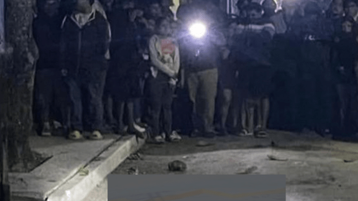 Pobladores queman y linchan a sujeto tras asesinar a señora con machete