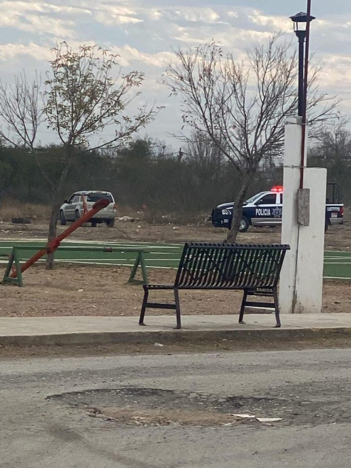 Policías sorprenden a vecino que tira basura en predio público en Sabinas