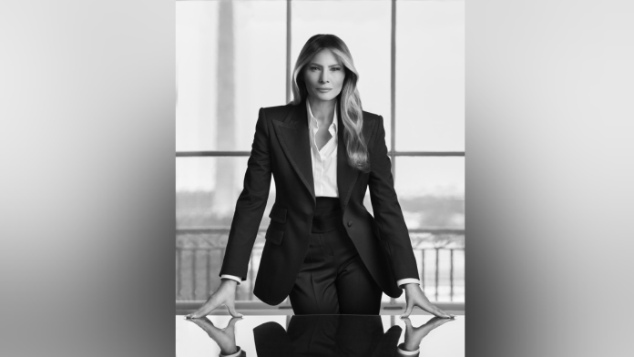 Proyecta Melania Trump poder en nuevo retrato oficial
