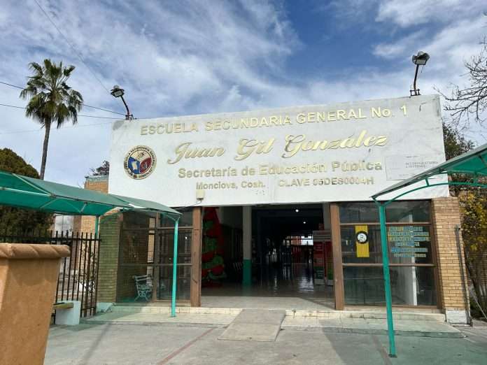 Maestros de la Secundaria No. 1 acuden a Saltillo a levantar quejas